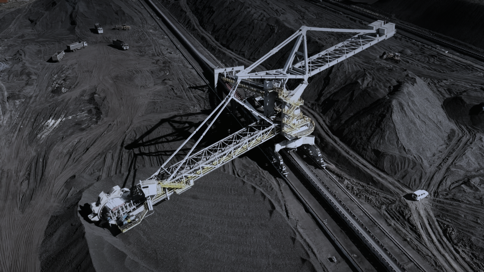 Coal seaport stockyard and stacker-reclaimer